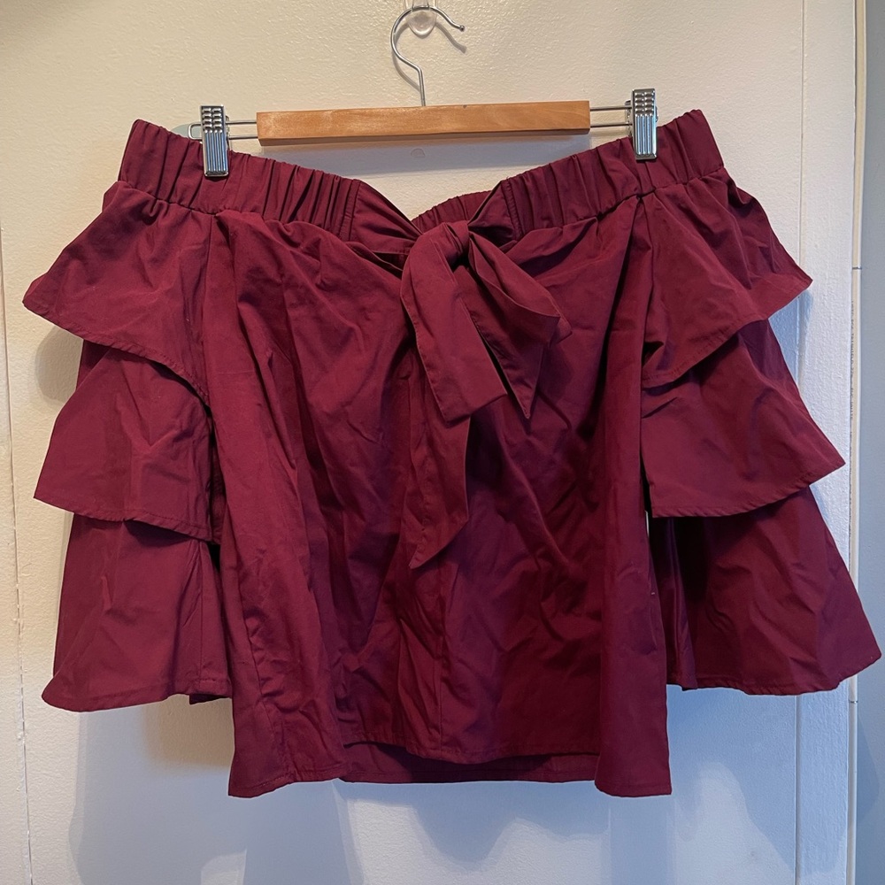 Burgundy Womens Strapless Blouse Top. Size S. NWT. With Baloon sleeves.